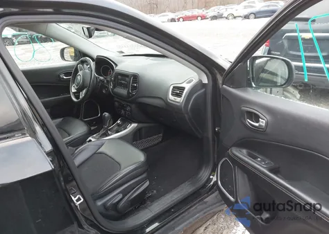 2018 Jeep Compass Latitude 4X4 z USA, uszkodzony, nr VIN 3C4NJDBBXJT199412